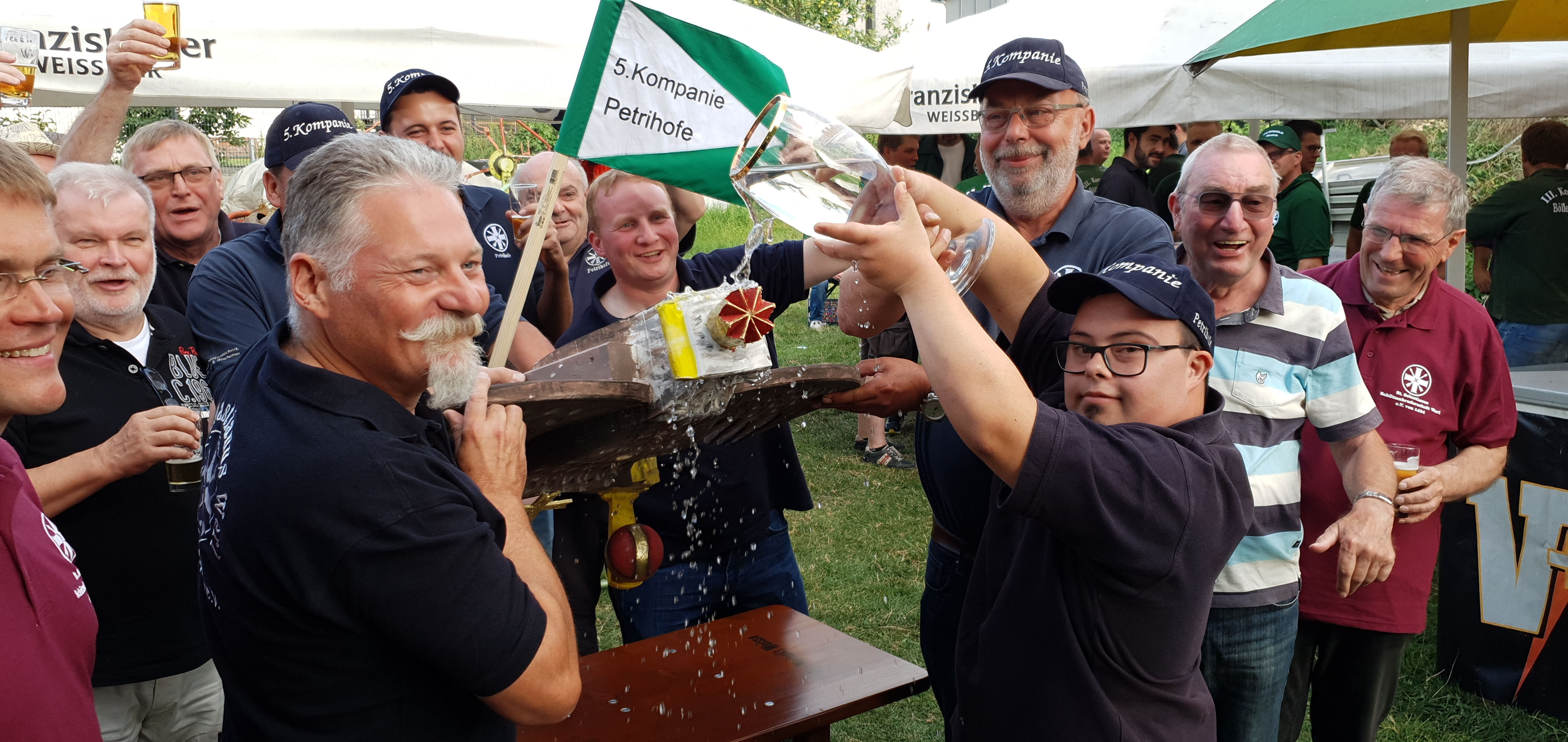 Laubholen 2019: Pascal Obertrifter ersteigert den Jubiläumsvogel Laubholen 2019: Pascal Obertrifter ersteigert den Jubiläumsvogel